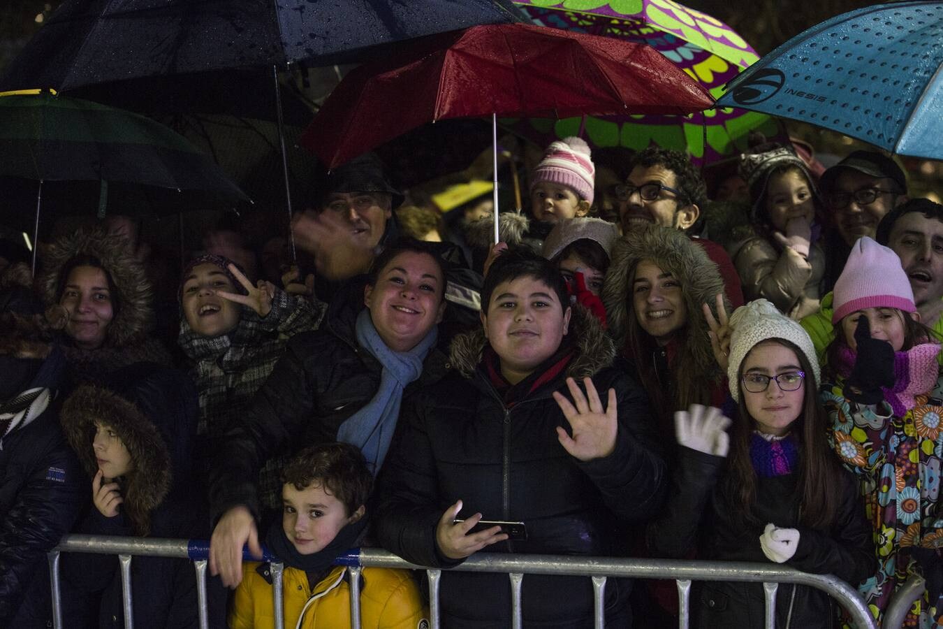 La Cabalgata de Santander estuvo marcada por la intensa lluvia, pero aún así fue seguida por numeroso público que acompañó a la comitiva desde Gamazo hasta la plaza del Ayuntamiento