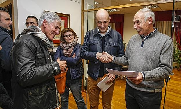 Rafael Lombilla y Óscar Villegas se estrechan la mano al finalizar el pleno de ayer. 
