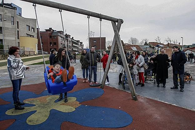  Las autoridades y los protagonistas de la historia solidaria, ayer, durante la inauguración. 