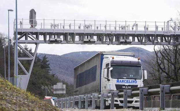 Los transportistas cántabros temen un efecto dominó tras el nuevo peaje de Guipúzcoa