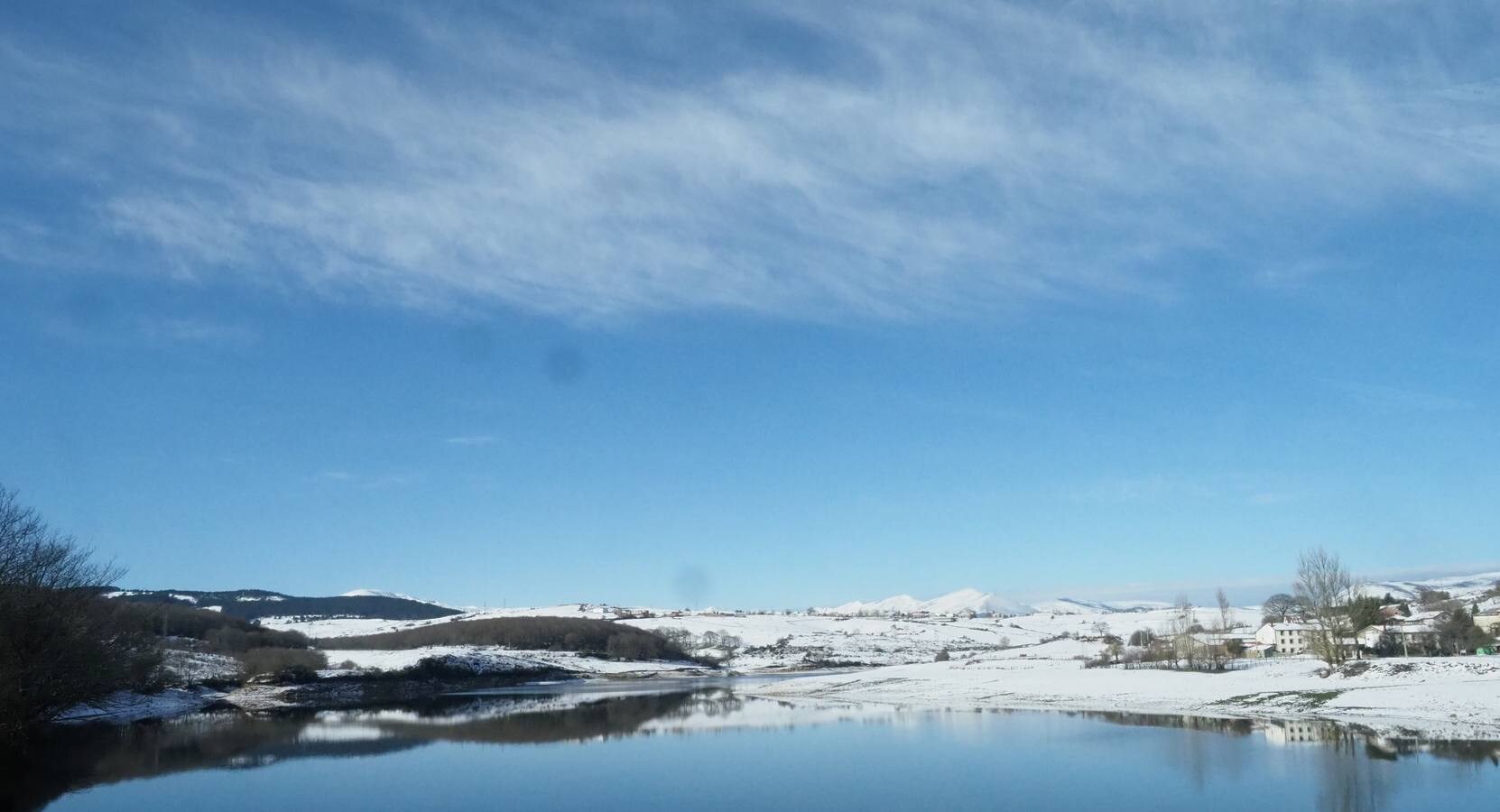 El frío y los temporales matizan de blanco los paisajes del interior de la región.