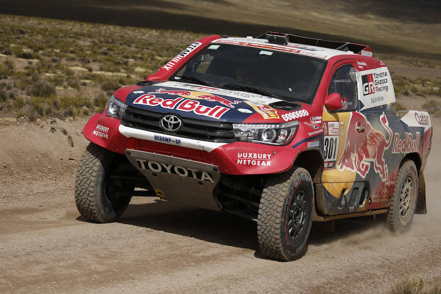 Los pilotos de Toyota Nasser Al Attiyah, de Catar, y Matthieu Baumel, de Francia, compiten durante la sexta etapa del Dakar. 