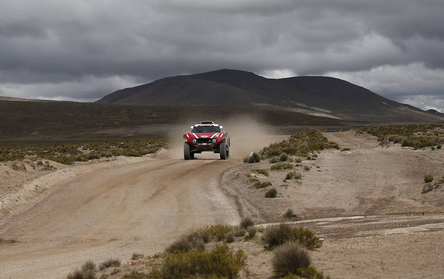 Los pilotos finlandeses de Mini Mikko Hirvonen y Andreas Schulz compiten durante la sexta etapa del Dakar. 