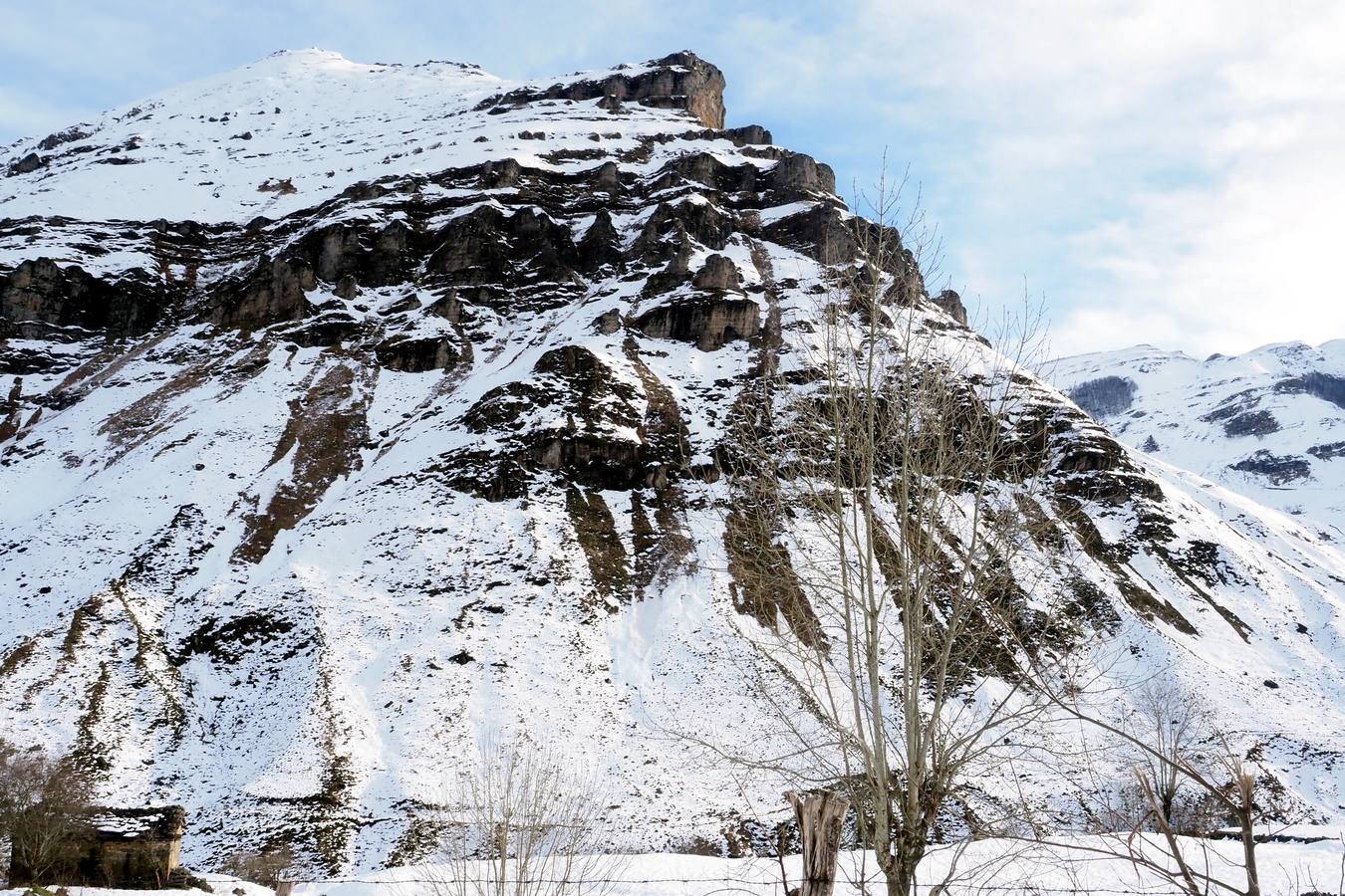 Los últimos teporales mantienen cerrada por nieve la carretera del puerto, al transformado por la nieve y la lluvia. 