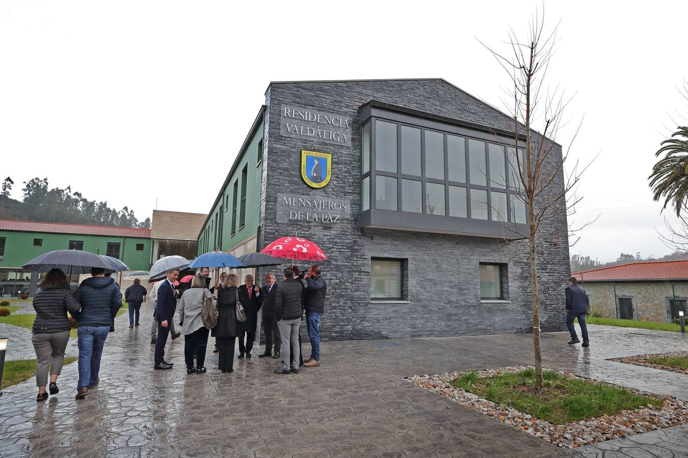 Mensajeros de la Paz, con el padre Ángel a la cabeza, ha inaugurado este jueves en Valdáliga su nueva residencia para personas mayores, una instalación que comenzará a acoger, en aproximadamente un mes, a los primeros residentes y que, tras nueve años de gestación, inicia su andadura con 50 de sus 60 plazas concertadas por el Gobierno de Cantabria.