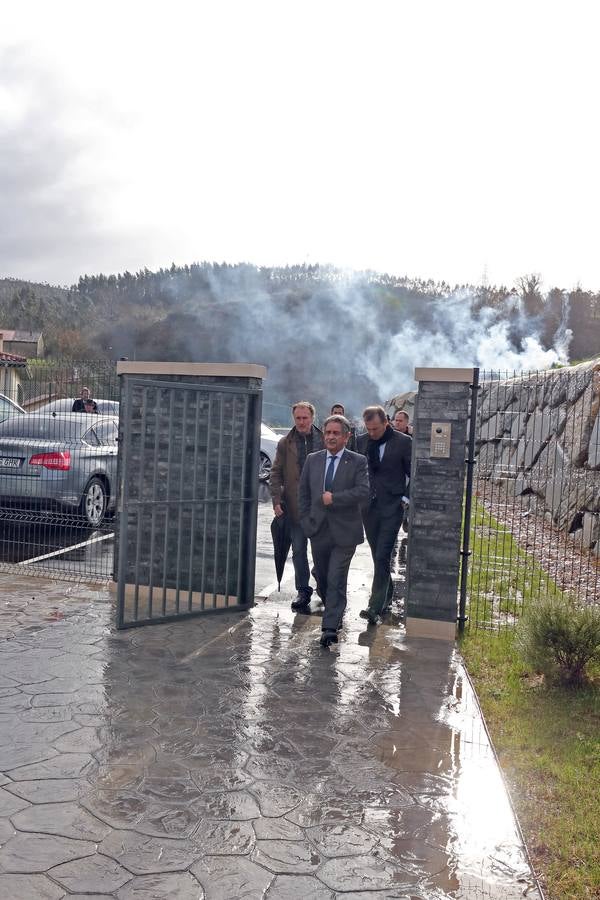 Mensajeros de la Paz, con el padre Ángel a la cabeza, ha inaugurado este jueves en Valdáliga su nueva residencia para personas mayores, una instalación que comenzará a acoger, en aproximadamente un mes, a los primeros residentes y que, tras nueve años de gestación, inicia su andadura con 50 de sus 60 plazas concertadas por el Gobierno de Cantabria.