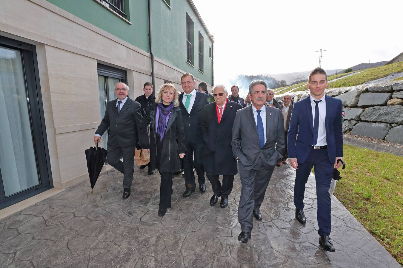 Mensajeros de la Paz, con el padre Ángel a la cabeza, ha inaugurado este jueves en Valdáliga su nueva residencia para personas mayores, una instalación que comenzará a acoger, en aproximadamente un mes, a los primeros residentes y que, tras nueve años de gestación, inicia su andadura con 50 de sus 60 plazas concertadas por el Gobierno de Cantabria.