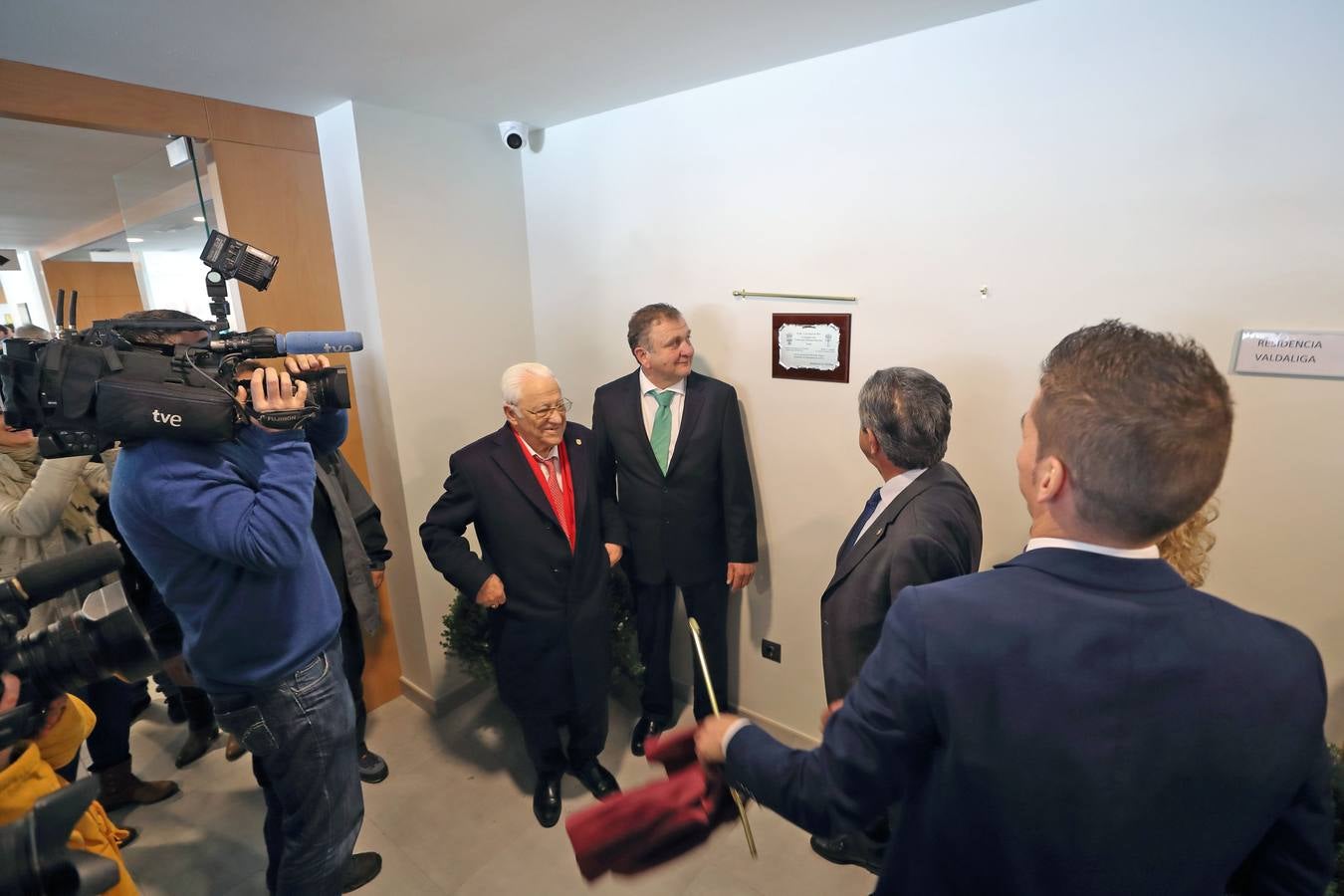 Mensajeros de la Paz, con el padre Ángel a la cabeza, ha inaugurado este jueves en Valdáliga su nueva residencia para personas mayores, una instalación que comenzará a acoger, en aproximadamente un mes, a los primeros residentes y que, tras nueve años de gestación, inicia su andadura con 50 de sus 60 plazas concertadas por el Gobierno de Cantabria.