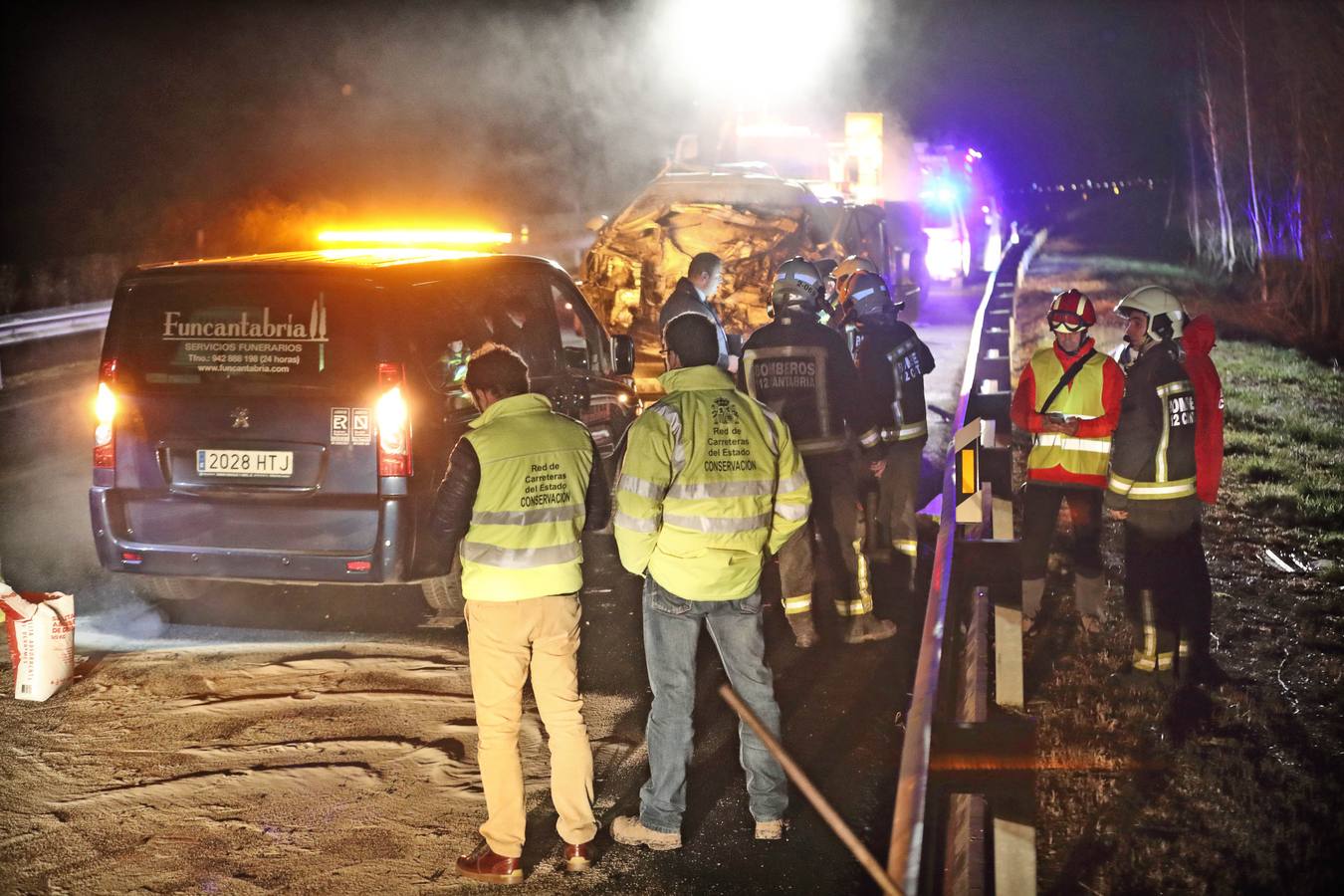 res personas han fallecido esta noche en Cantabria al colisionar frontalmente un vehículo que circulaba en dirección contraria con otro en la autovía A-8, a la altura de Caviedes,