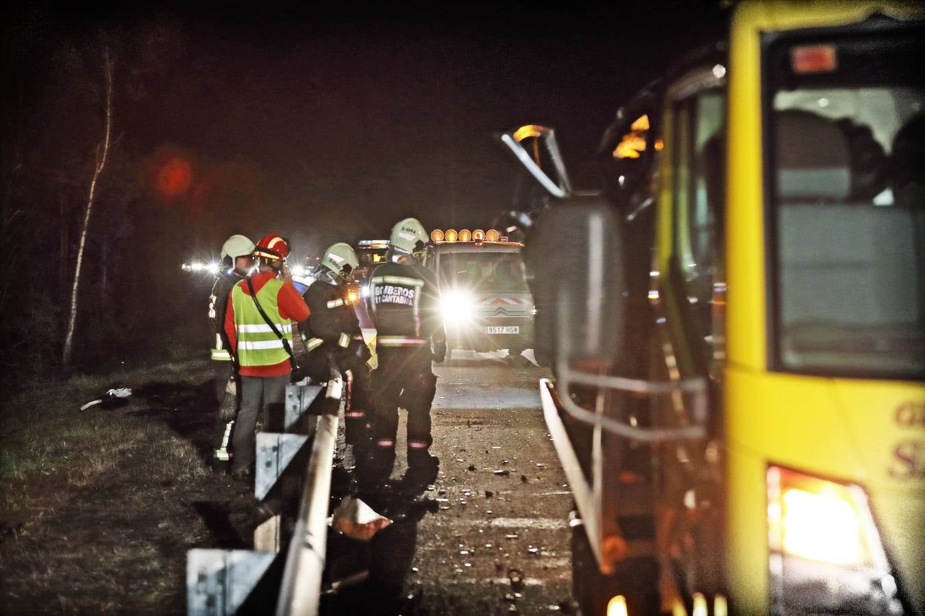 Tres personas han fallecido esta noche en Cantabria al colisionar frontalmente un vehículo que circulaba en dirección contraria con otro en la autovía A-8, a la altura de Caviedes,