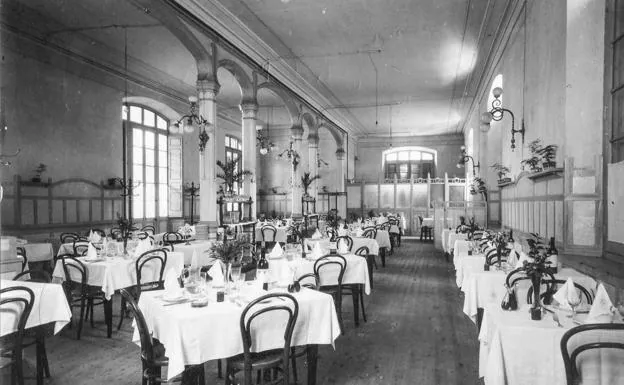 El comedor de Hotel París hacia 1900, con las sillas thonet, las lámparas del primer casino y otros elementos que han sido donados