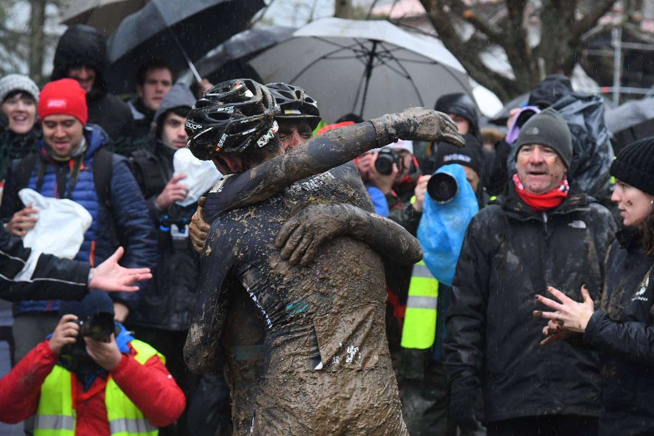 El cántabro Ismael Esteban revalidó este domingo en Legazpi su título de campeón de España de ciclo-cross por delante de Felipe Orts, su compañero en el equipo Ginestar-Delikia, con quien sostuvo un vibrante duelo sobre un circuito embarrado y muy exigente.