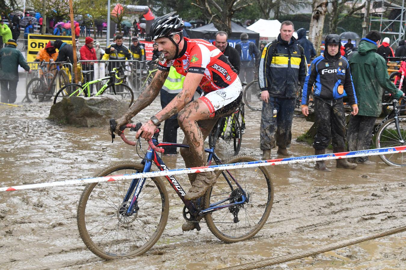 El cántabro Ismael Esteban revalidó este domingo en Legazpi su título de campeón de España de ciclo-cross por delante de Felipe Orts, su compañero en el equipo Ginestar-Delikia, con quien sostuvo un vibrante duelo sobre un circuito embarrado y muy exigente.