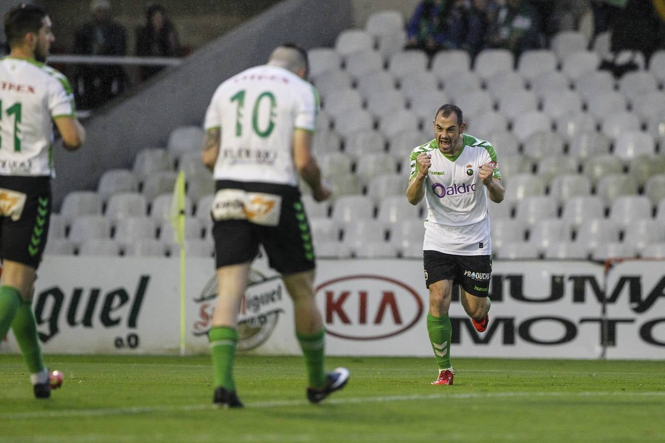 El Racing acaba ganando por la mínima un partido en el que tuvo muchas ocasiones. El Sardinero parece anestesiado y ni silba ni aplaude al finalizar