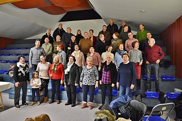 Los integrantes de la Coral celebraron con un ágape y cantando el aniversario de la formación, tras su asamblea general