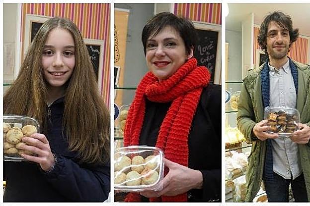 Begoña Agüero, Sebastián Tena y Ángela Bolado, muestran algunos productos sin gluten elaborados en la pastelería Amelia.