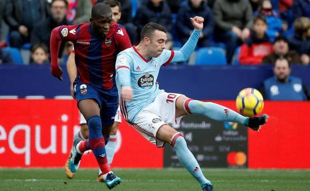 Iago Aspas y Jefferson Lerma en un lance del partido Levante-Celta. 