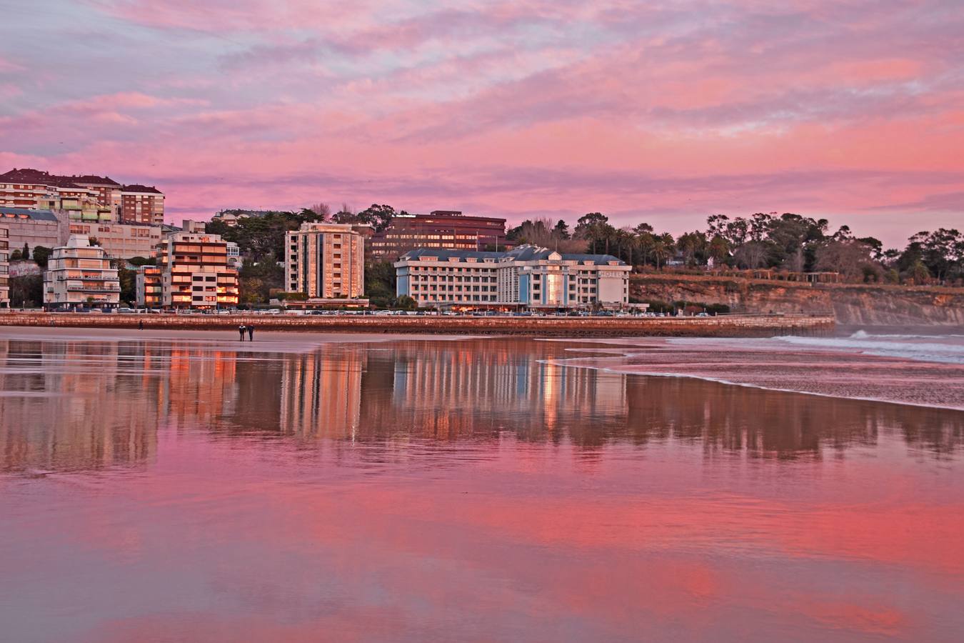 Cuando el tiempo lo permite, la bahía de Santander ofrece a primera y última hora del día imágenes tan bonitas como llamativas.