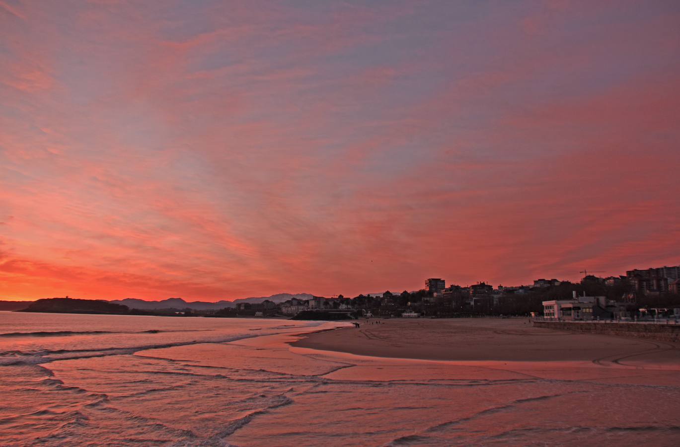 Cuando el tiempo lo permite, la bahía de Santander ofrece a primera y última hora del día imágenes tan bonitas como llamativas.