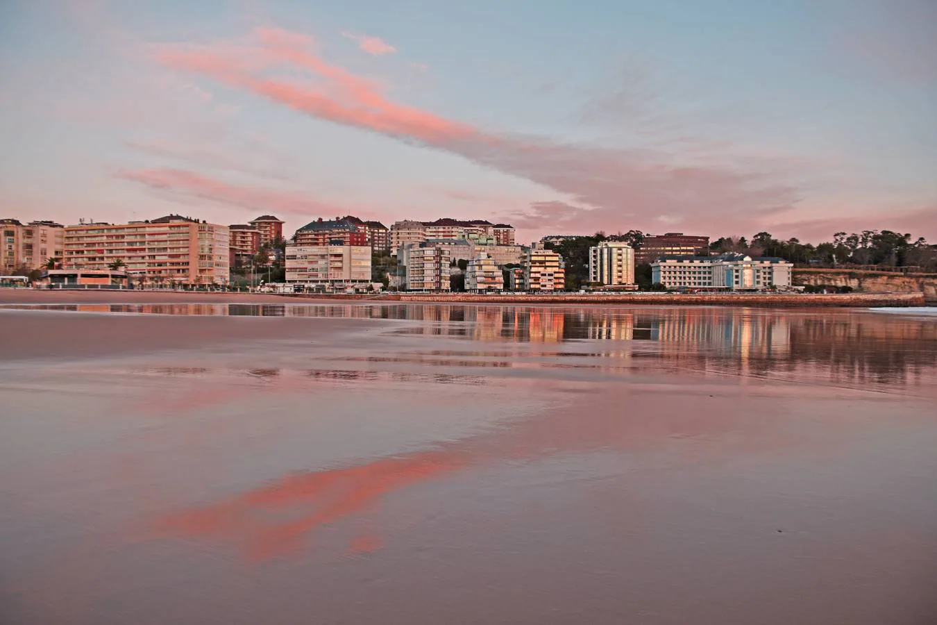 Cuando el tiempo lo permite, la bahía de Santander ofrece a primera y última hora del día imágenes tan bonitas como llamativas.