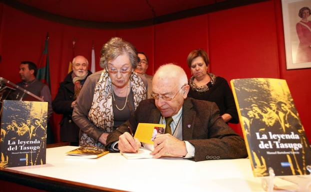 El autor fallecido, durante la presentacion en 2011 de su libro ‘La leyenda del tasugo’.