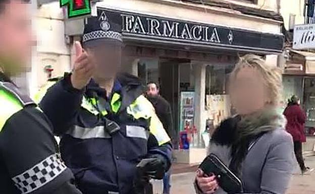 Fotograma del vídeo grabado por el chico supuestamente agredido por los agentes.