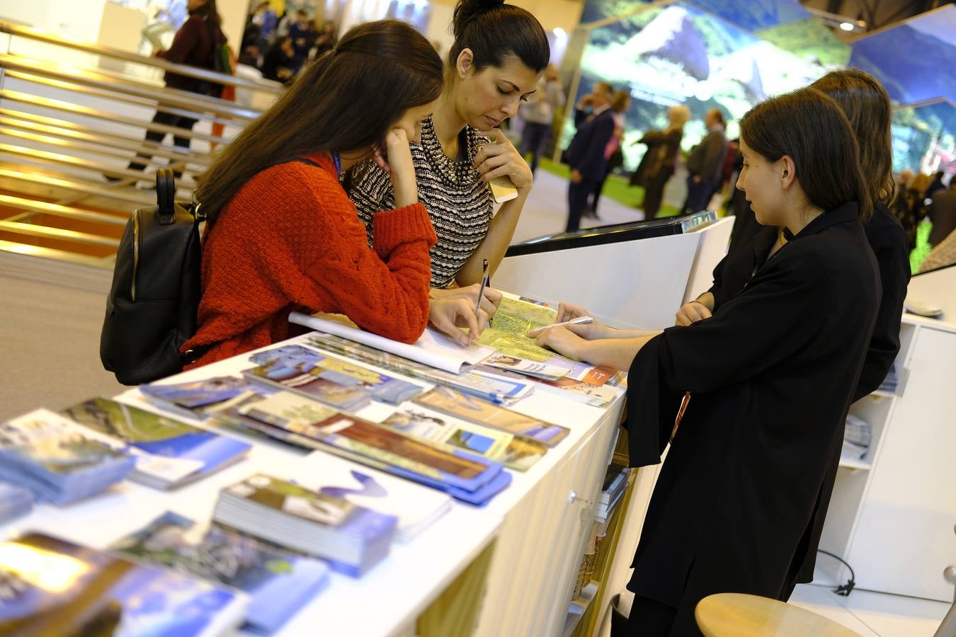 La comundiad autónoma, lleva a Fitur su patrimonio prehistórico y las vanguardias representadas en el Centro Botín