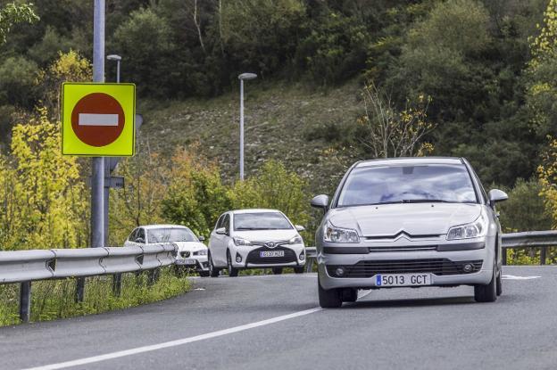 Una señal de tráfico en la salida de la A-8 a la altura de Beranga indica que el carril es de sentido contrario. 