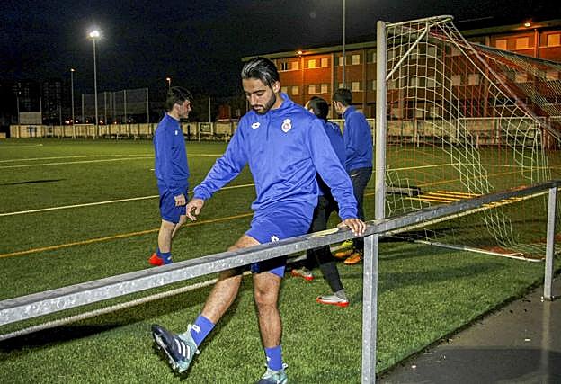 Adel Rahman, durante un entrenamiento en Torrelavega.