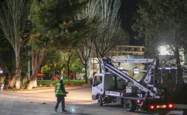 Un camión en la planta de residuos urbanos de Alhendín donde apareció el bebé.