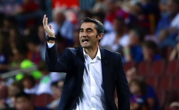 Ernesto Valverde, técnico del Barcelona, arenga a sus jugadores en el derbi catalán. 