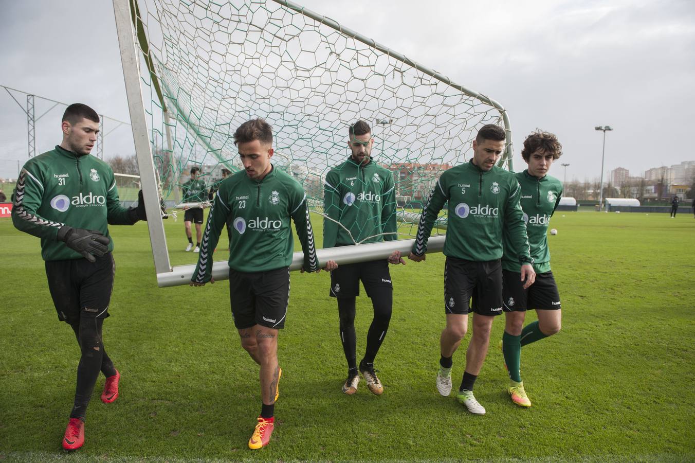 Entrenamiento del Racing para preparar el partido ante el Mirandés