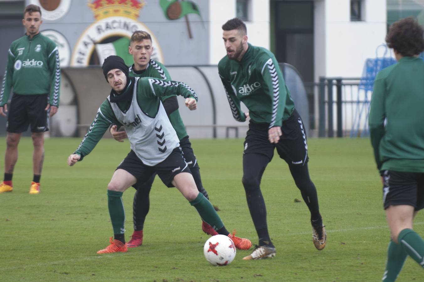 Entrenamiento del Racing para preparar el partido ante el Mirandés