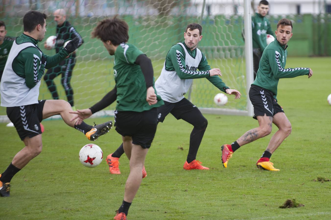 Entrenamiento del Racing para preparar el partido ante el Mirandés