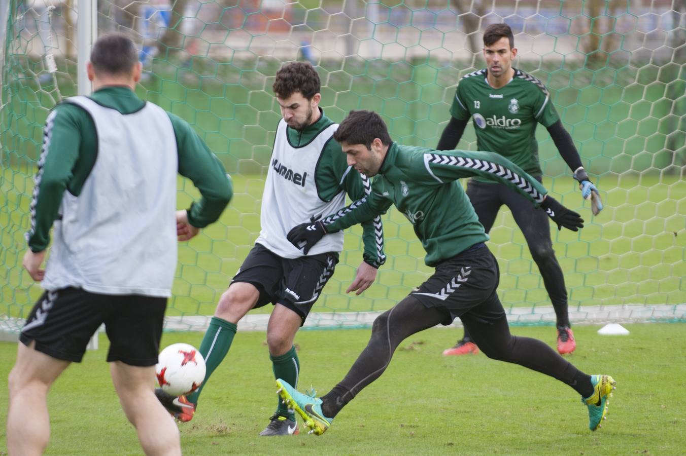 Entrenamiento del Racing para preparar el partido ante el Mirandés