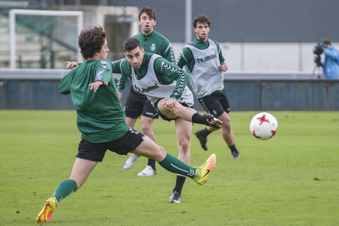 Entrenamiento del Racing para preparar el partido ante el Mirandés