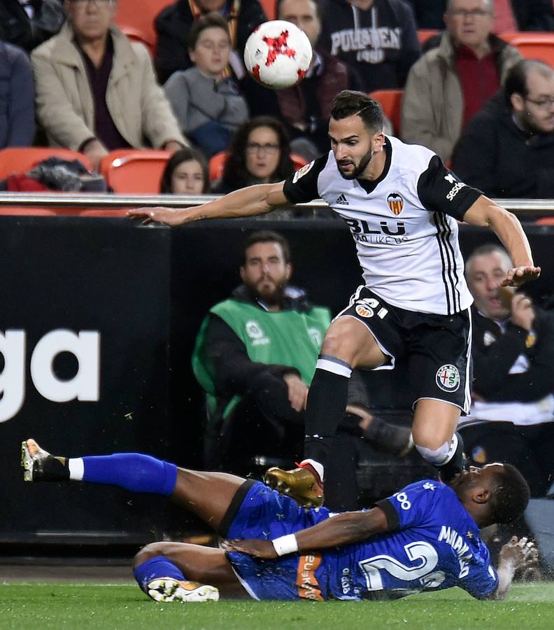 Guedes y Rodrigo sellaron una remontada del Valencia ante el Alavés en Copa del Rey ayudada por un error del portero Sivera y la expulsión de Diéguez.