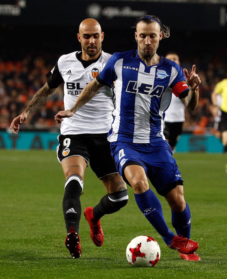 Guedes y Rodrigo sellaron una remontada del Valencia ante el Alavés en Copa del Rey ayudada por un error del portero Sivera y la expulsión de Diéguez.