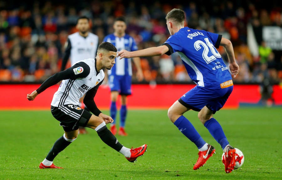 Guedes y Rodrigo sellaron una remontada del Valencia ante el Alavés en Copa del Rey ayudada por un error del portero Sivera y la expulsión de Diéguez.