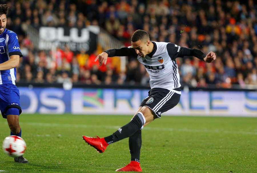 Guedes y Rodrigo sellaron una remontada del Valencia ante el Alavés en Copa del Rey ayudada por un error del portero Sivera y la expulsión de Diéguez.