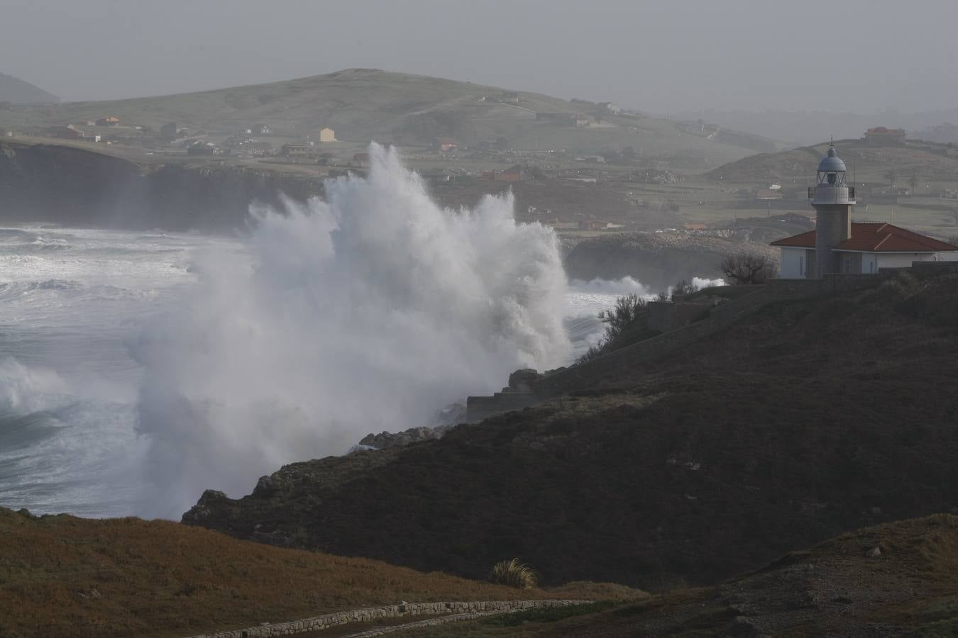 Olas de hasta 13 metros en Santander, una espuma extraordinaria en las playas de Liencres e imágenes espectaculares de Suances