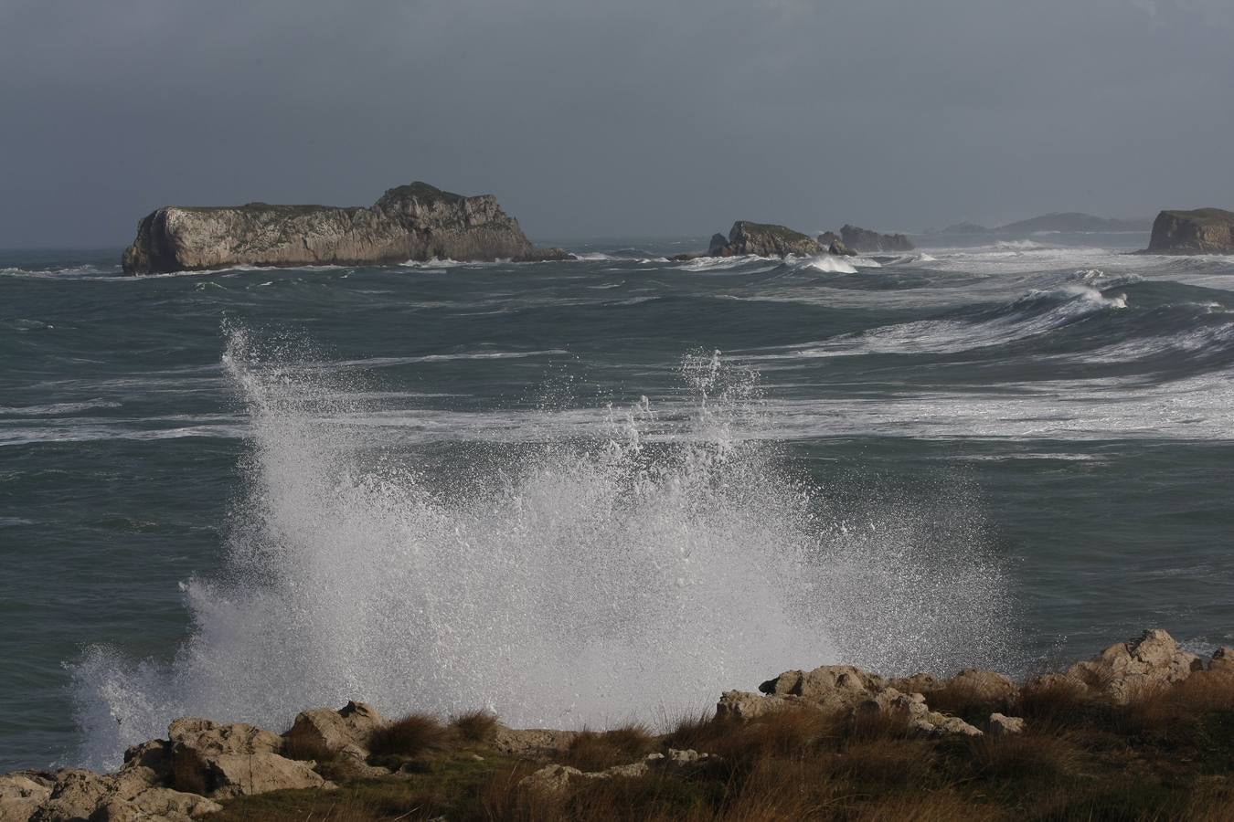 Olas de hasta 13 metros en Santander, una espuma extraordinaria en las playas de Liencres e imágenes espectaculares de Suances