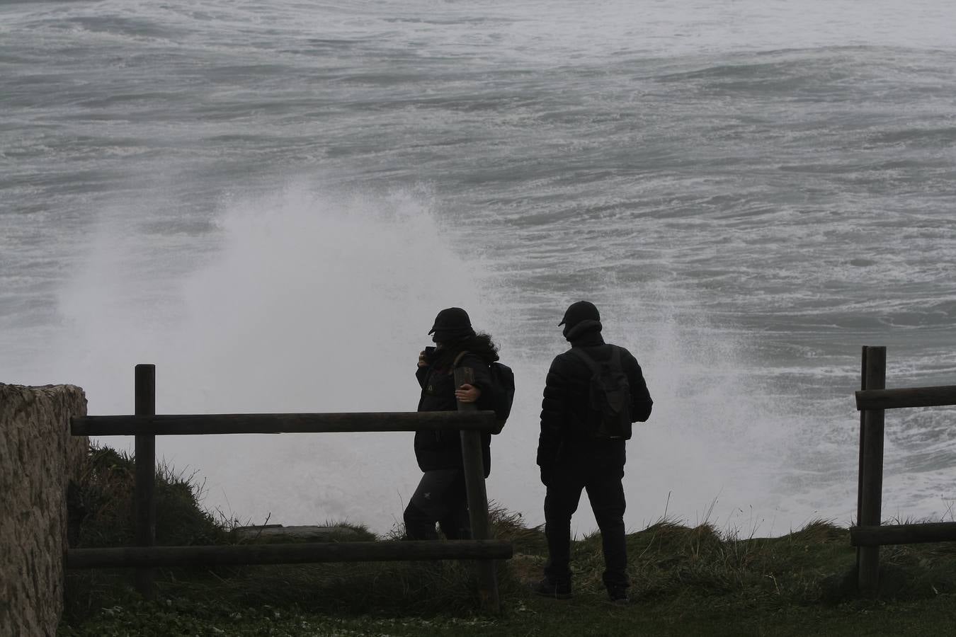 Olas de hasta 13 metros en Santander, una espuma extraordinaria en las playas de Liencres e imágenes espectaculares de Suances