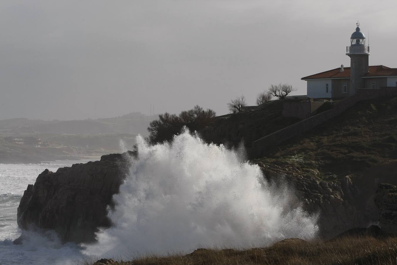 Olas de hasta 13 metros en Santander, una espuma extraordinaria en las playas de Liencres e imágenes espectaculares de Suances