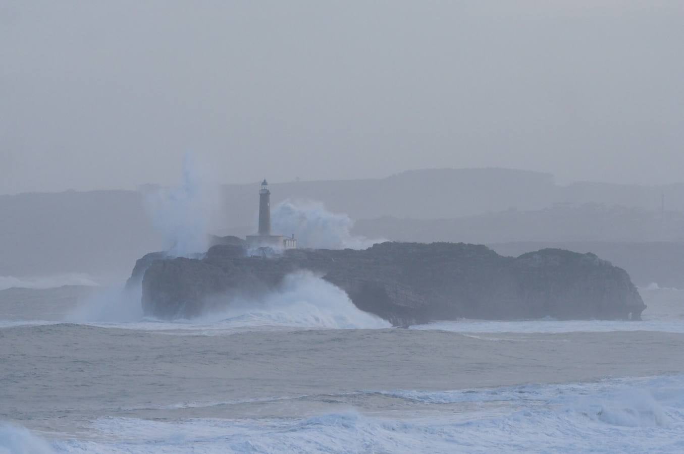 Olas de hasta 13 metros en Santander, una espuma extraordinaria en las playas de Liencres e imágenes espectaculares de Suances