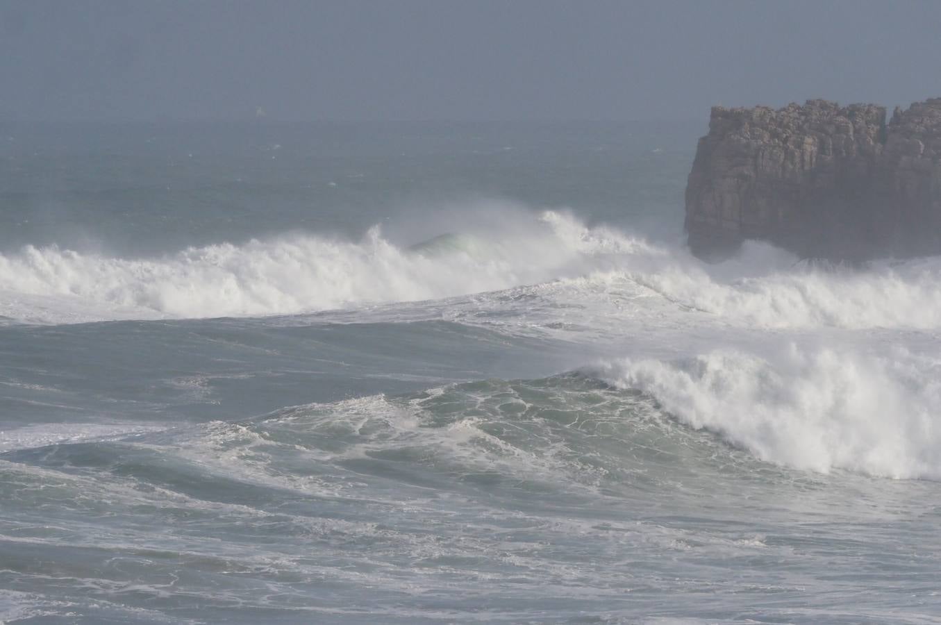 Olas de hasta 13 metros en Santander, una espuma extraordinaria en las playas de Liencres e imágenes espectaculares de Suances