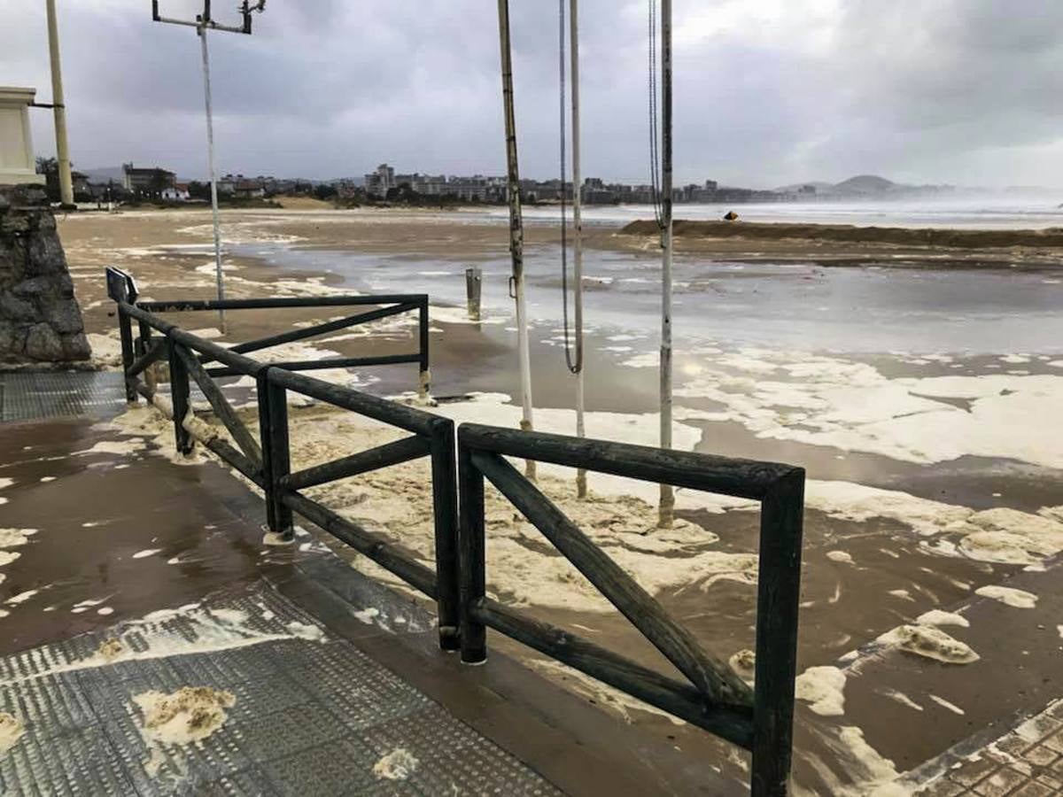 Olas de hasta 13 metros en Santander, una espuma extraordinaria en las playas de Liencres e imágenes espectaculares de Suances