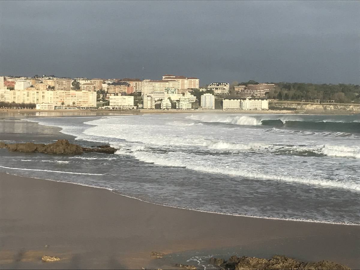 A las fuertes olas se suman grandes pleamares y bajamares, como esta imágen de Santander