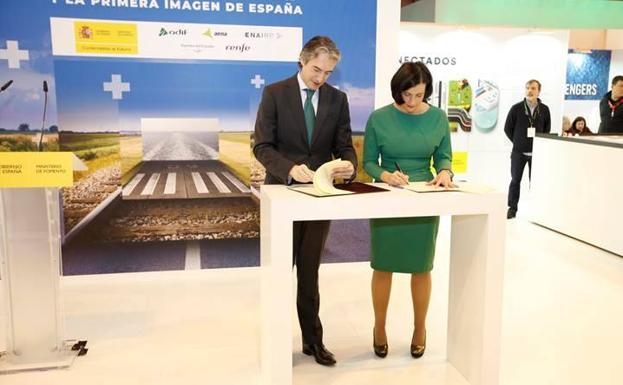 Momento de la firma de renovación del contrato entre De la Serna e Igual.