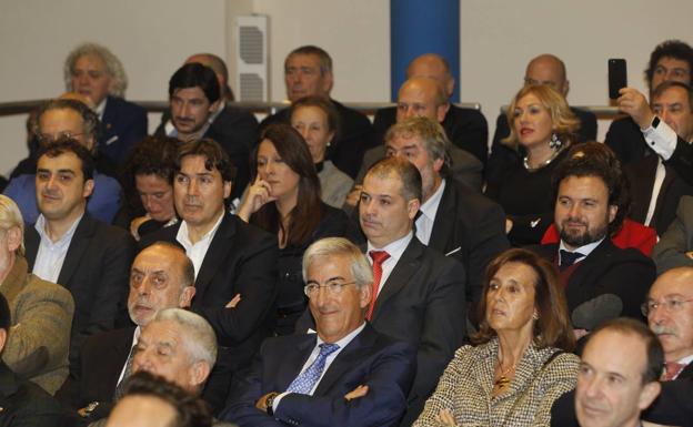 Imagen principal - Ana Botín acapara el protagonismo en la recepción de Revilla en la Casa de Cantabria